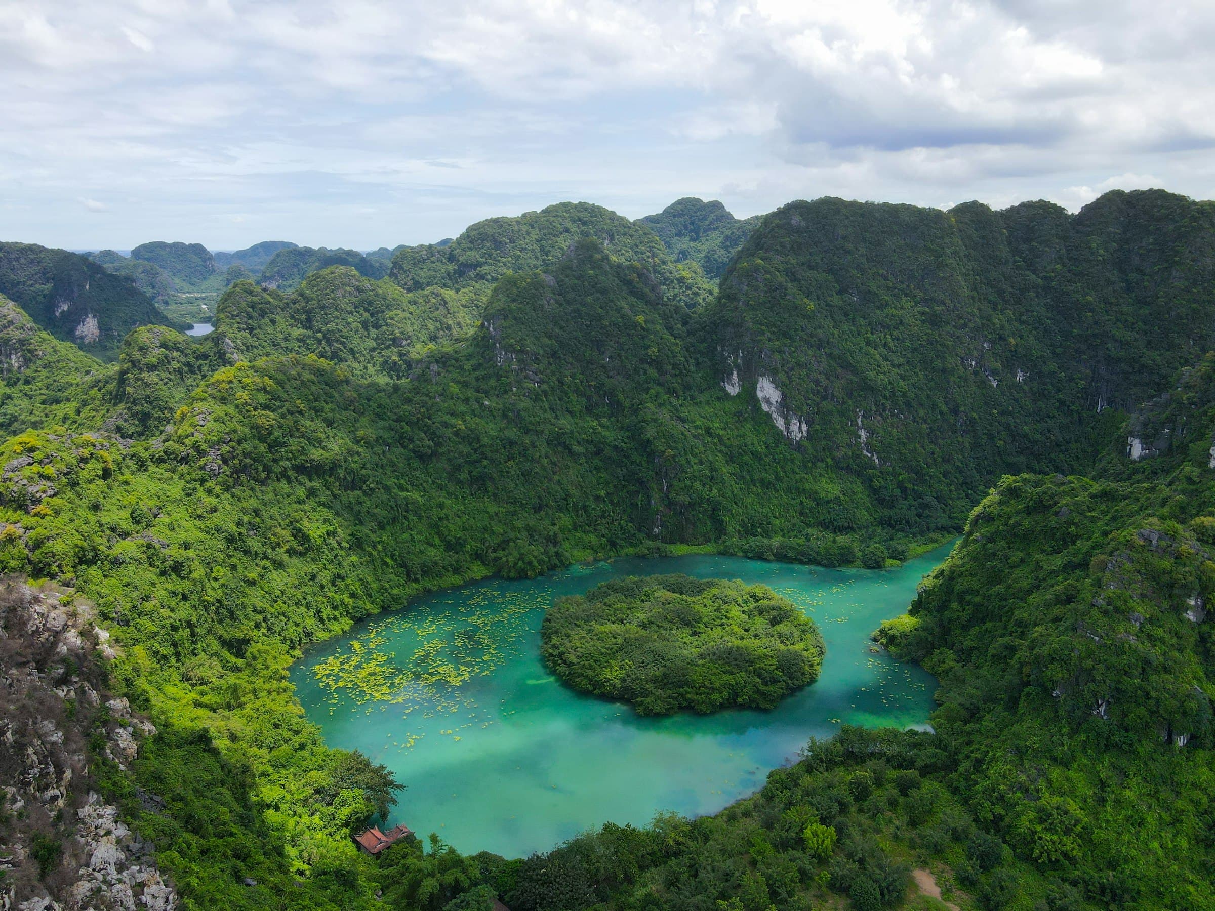 Aerial view of a Mexican lake surrounded by mountains — fishing forecast